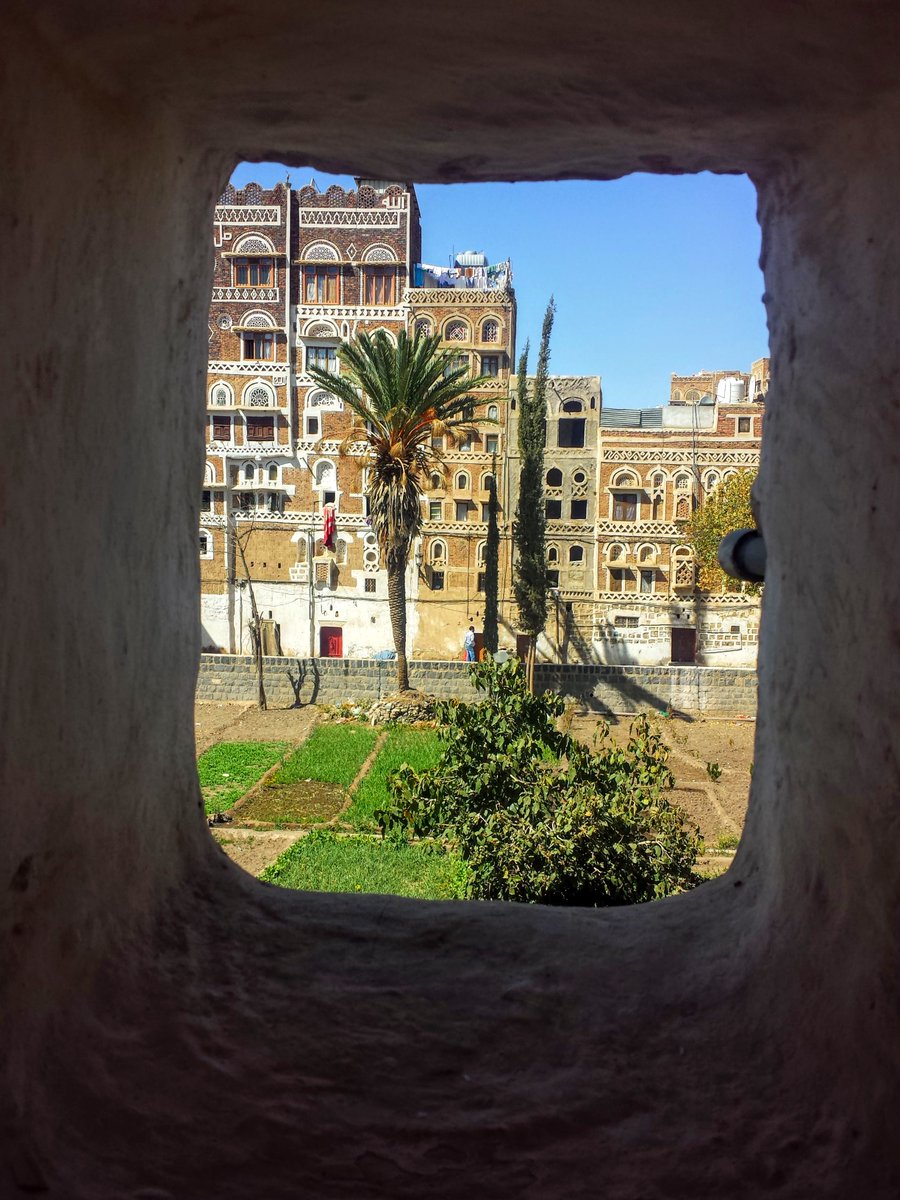 Going through old photos. My body is in a state of confusion, it doesn't know whether to smile or cry. It's doing both, simultaneously.

The photo was taken in the old city of Sana'a, #Yemen in November 2014.

#nostalgia #photography