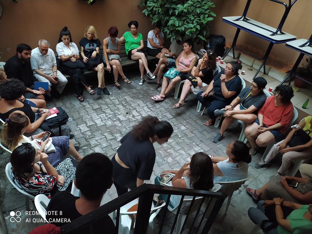 Rasimpaşa Mahallesi'nde kiracılar bir araya geldi. Barınma hakkımızı sonuna kadar savunacağız. 
#Geçinemiyoruz #Barınamıyoruz