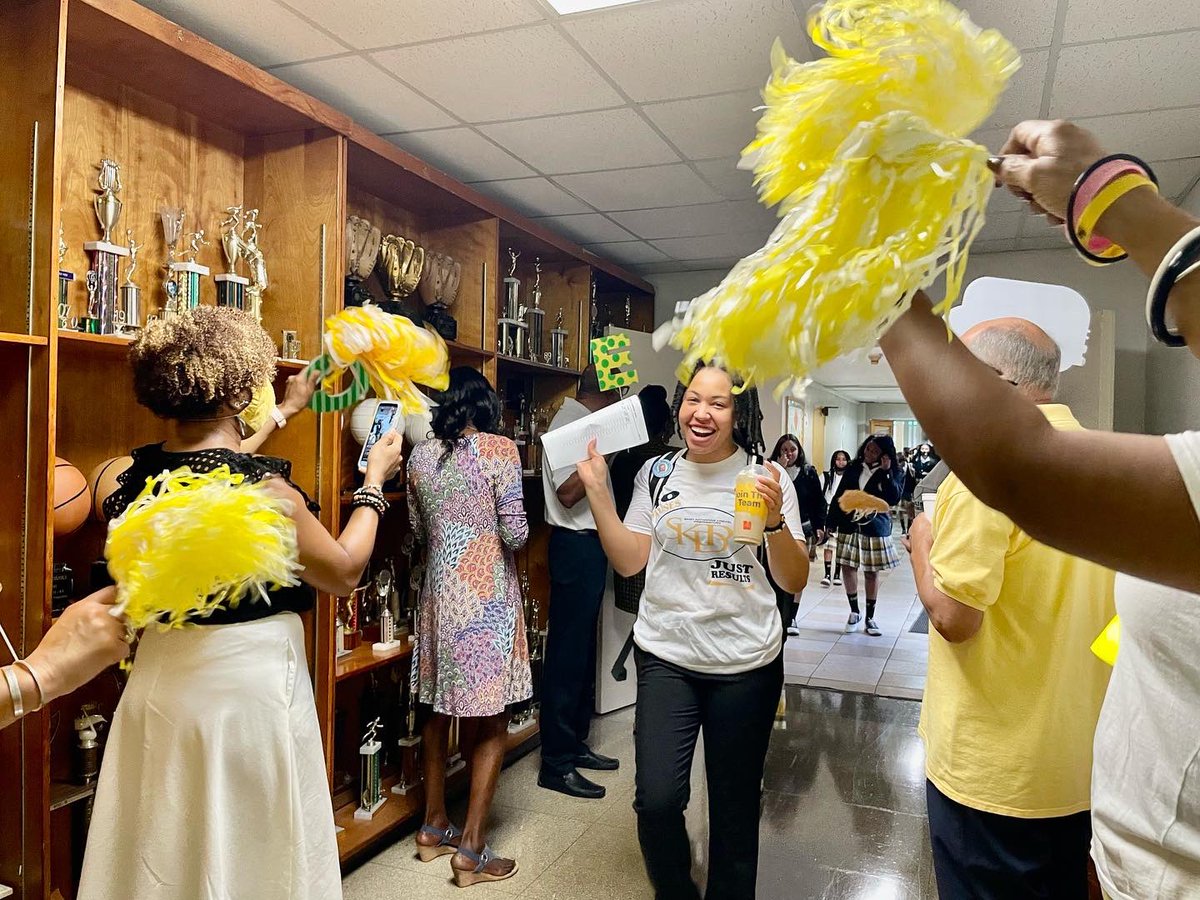 DeeBoydBroker's tweet photo. This morning, the alumni family of "The Prep" welcomed our little sisters, our future back for their new school year. We have to celebrate and lift our children daily! I pray that God will protect, lead&guide them on their journey.
#prepped4life #5116whereitbegan #XavierPrep #XUP https://t.co/4sKbeRiDoh