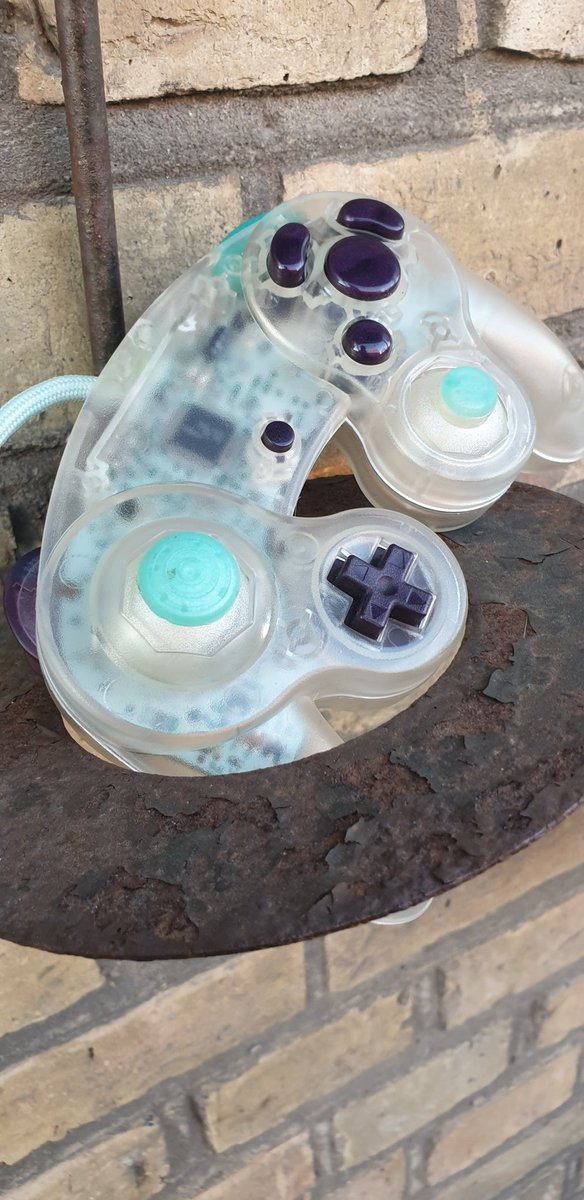 LoveBotEU's tweet photo. T3 OEM Custom Gamecube Controller.

Dyed gold (pearl) and purple (clear) shell 
OEM T3 Stickboxes
Paracord (Special Knitted)cable and dyed plug 
Custom Etika A-button
Tactile Z

🤓DM FOR INFO! 🤓 https://t.co/eYjq76C9RG https://t.co/FfLuvwap2m