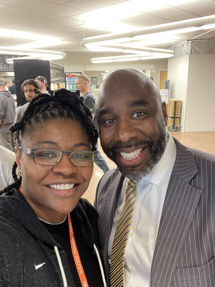 TWBBasketball1's tweet photo. While getting the @UWMlending experience and value, I got the opportunity to hear and meet one of the greatest Point Guards to play in the game @Mateen_Cleaves 

PG’s know the way 💯

#payattention #aperi #payattention2yourSHIYT https://t.co/mcgppwQdxJ