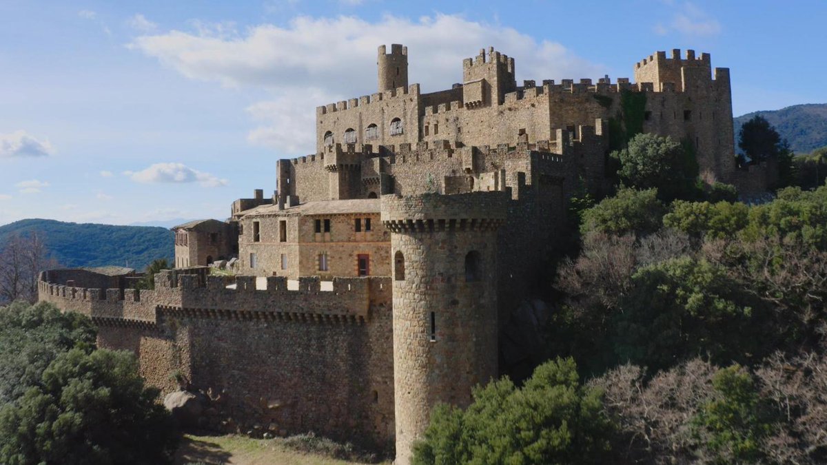 RTVECatalunya's tweet photo. ▶️ Seguiu en directe #PerdutsEnElTemps amb 'Un castell de pel·lícula' 

🧐 L'@AnnaBertran visita un dels castells més espectaculars i cinematogràfics de Catalunya 🏰 @CastellRequesen

📺 Ara a @la2_tve
📲 https://t.co/1YdTBppCwn https://t.co/4PfqAJTV4k
