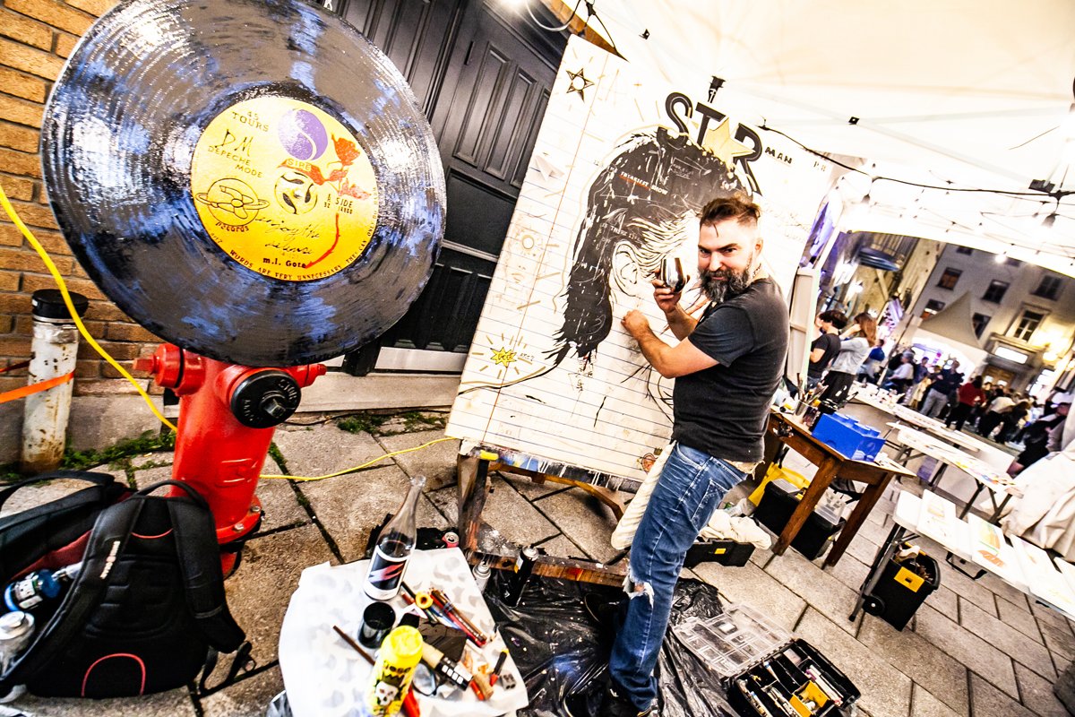 Vous aimez l'art?
La Nuit des Galeries sera de retour le 17 septembre, accompagnée du Mois des Galeries tous les samedis du mois. 

Détails:
lemoisdesgaleries.com