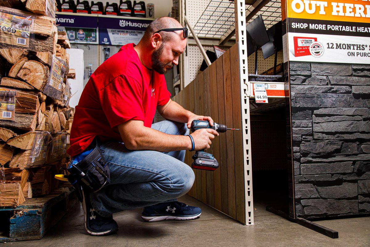 YunkerInd's tweet image. Getting store graphics, décor &amp;amp; way-finding properly installed is a crucial part of a properly signed &amp;amp; merchandised store. Our #installation team ensures that all signage is strategically located to increase sales &amp;amp; drive traffic. For more, visit yunker.com/Installation.h… #Install