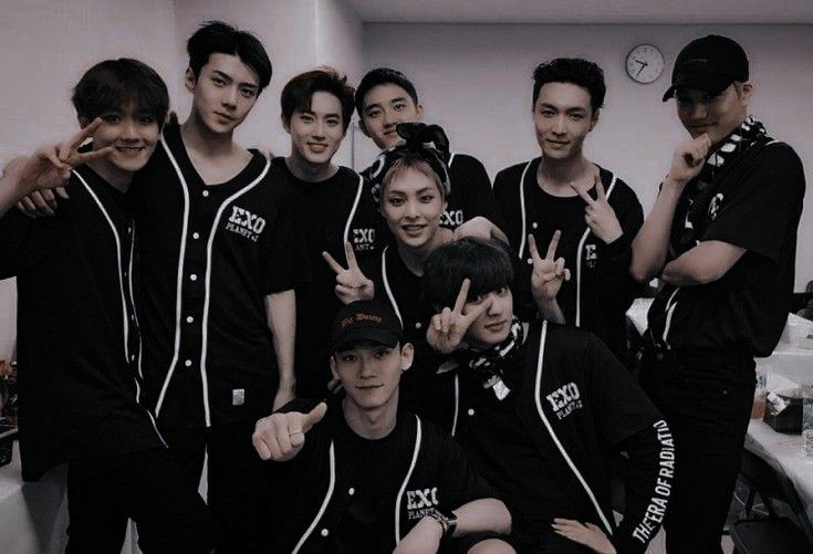 chamo_Myle's tweet photo. Aku sadar sepenuhnya bahwa mereka tidak akan bisa menolongku baik sekarang ataupun esok, meski demikian aku tetap menyukai mereka, disetiap moment mereka baik saat bersinar atau nanti saat mereka meredup, harapku mereka bisa terus bersinar layaknya bulan.  #MagiciansForEXO https://t.co/2lLXzm2bY6
