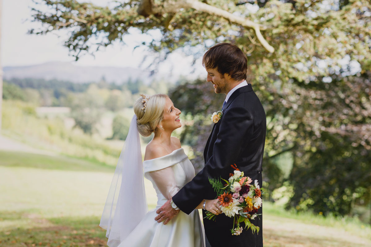 tietheknotscot's tweet photo. 🎪 Planning a #marqueewedding? Then our elegant #Perthshire #WeddingoftheWeek shows how to do one in style, from his n her cocktails to a #flashmob first dance 🕺

Tap on the link to see it all ➡️ https://t.co/RolmEayYtz

#realwedding #weddinginspiration #scottishwedding https://t.co/c5ElJLHDj7