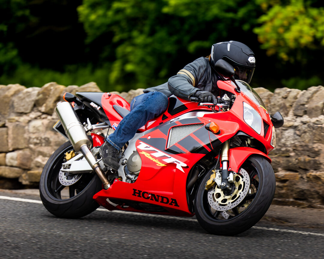 A good looking jacket for a good looking bike!

The Wyatt jacket worn by Chris Northover riding the legendary Honda VTR SP1 motorcycle for Bike World TV

Shop our Wyatt jacket here: bit.ly/3xd8mt

#hondarc51 #hondavtrsp1 #hondasp1 #spadaclothing