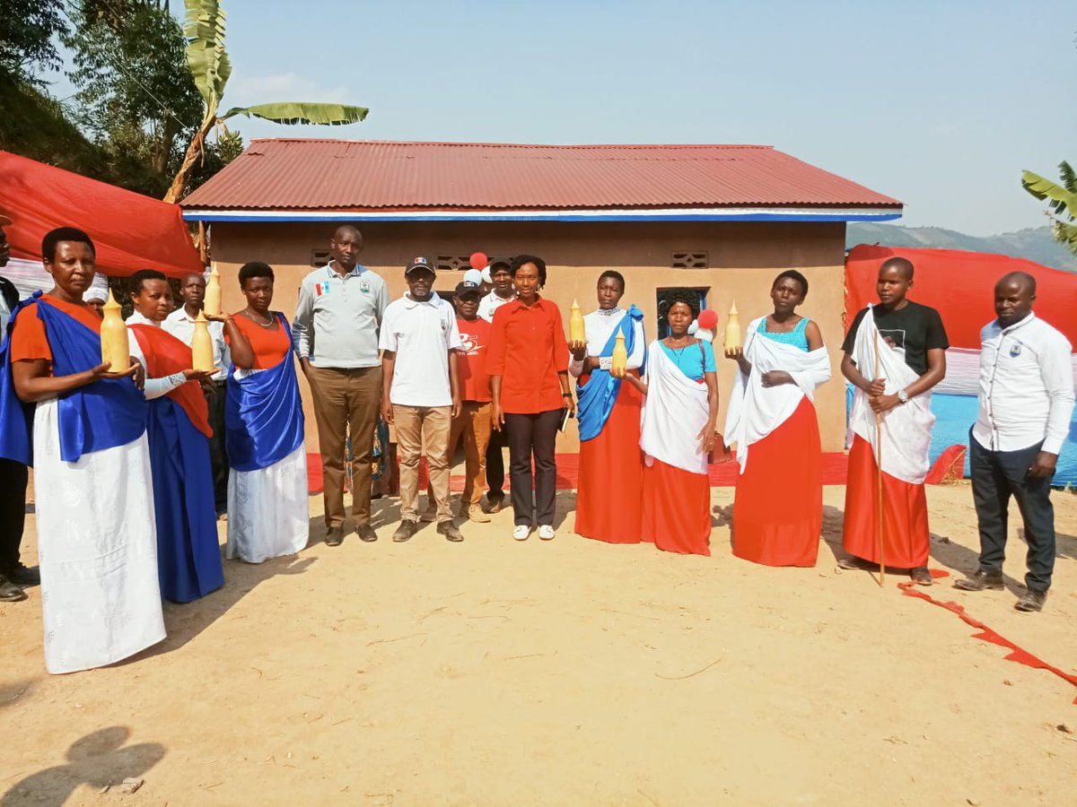 rushaki_sector's tweet photo. Abanyamuryango ba FRP Inkotanyi @rushaki_sector barishimira iterambere bamaze kugeraho kubera Imiyoborere myiza ya Nyakubahwa chairman @rpfinkotanyi, komeza utuyobore Mwungeri mwiza!!!! Uyu munsi twaremeye umunyamuryango tumutuza heza!! @RwandaNorth @GicumbiDistrict @GicumbiRpf https://t.co/Zgg7jd5nSv