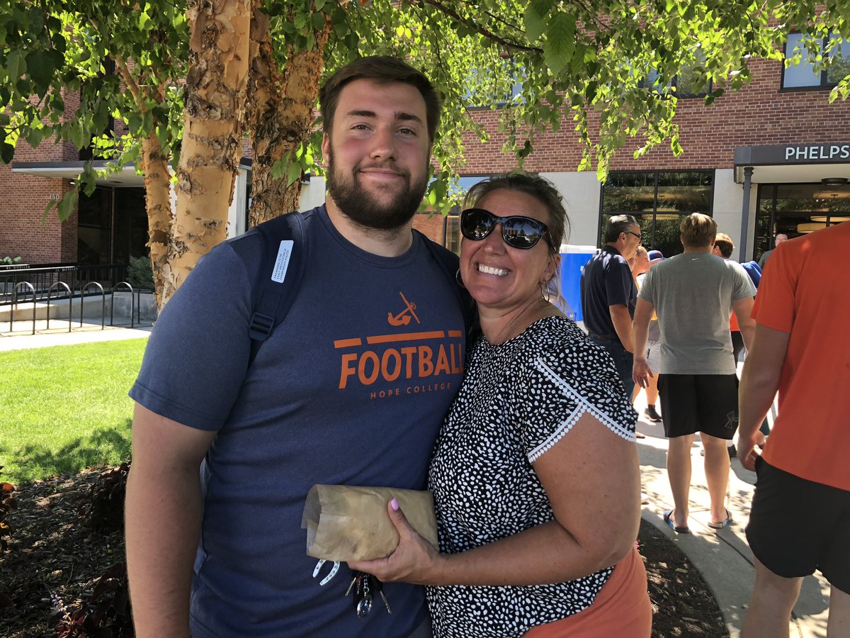 KKirklan's tweet image. Year 2!!!! I may have done a little dance on the way home💙🧡⚓️
He sure is blessed to have another great roommate