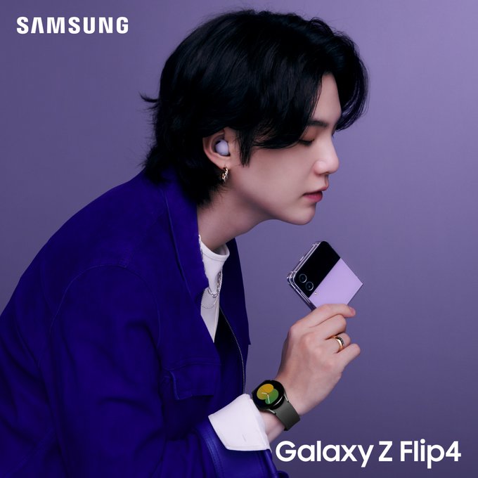 SamsungMobileSA's tweet photo. Oh, the things we'd do to have #SUGA's ear like the #GalaxyBuds2Pro and be carried around like his #GalaxyZFlip4. 🥺
@BTS_twt
 #GalaxyxBTS #GalaxyWatch5 #SamsungUnpacked https://t.co/YJo51ZHeMr