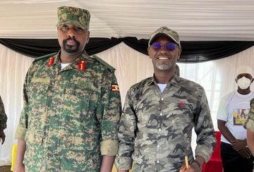 IkotMartha's tweet photo. The military keeps on arresting supporters of @HEBobiwine for wearing the party's red berret insisting it's a military attire but here we see @AndrewMwenda in full army wear and the authorities don't say a word about it๐คท
#exposetheJunta. https://t.co/FrLIrVtbep