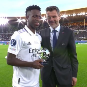 RMadridFrance_'s tweet photo. 🚨OFFICIEL | Vinicius a reçus son trophée de meilleur jeune joueur de la Ligue des Champions !✨CRACK.🤍 https://t.co/BwU8XfoSDz