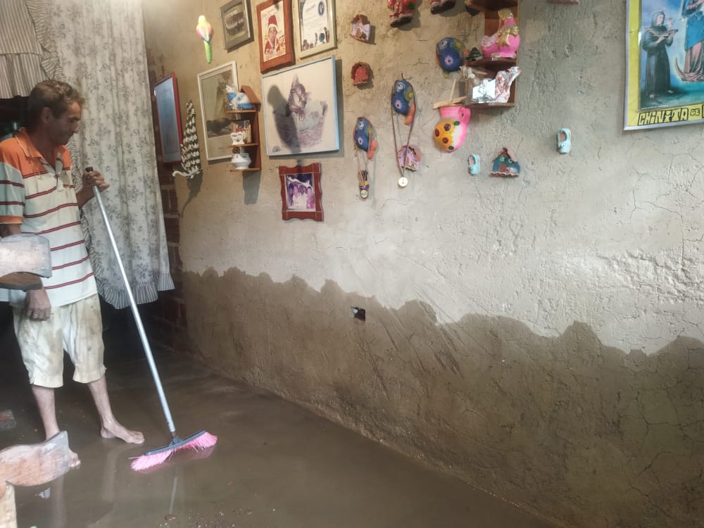 ⚠️Sistema Nacional de Gestión de Riesgo se encuentra atendiendo situación de familias afectadas tras las recientes lluvias en el sector La Línea, municipio Sucre del estado Miranda tras desbordamiento del río Guaire. 
#TrabajadoresConLaPatria