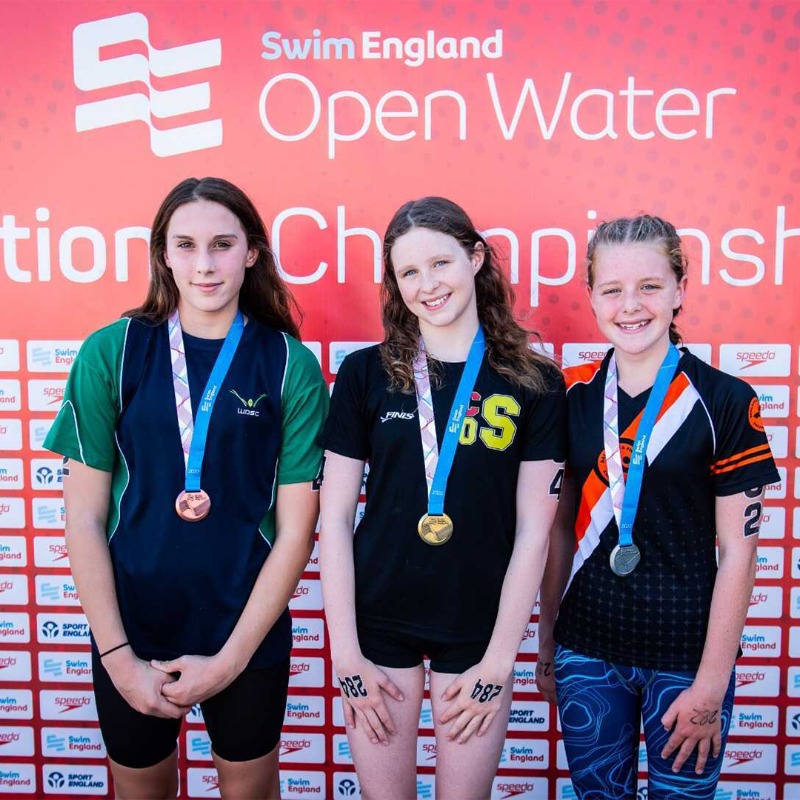 Swim_England's tweet photo. .@CoSalfordSwim got their second gold medal of the day as Amelie Blocksidge won the Girls 13 Years 2k open water race 🌊 👏

Darcey Arnold won the Girls 12 Years race for @EPSC__ as the trio behind her finished within a second of each other ⏱️ 🥇

Read more 🔽 #SEopenwater