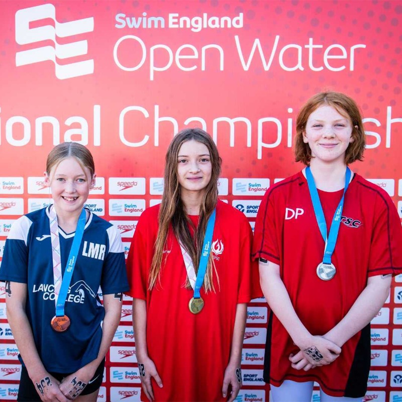 Swim_England's tweet photo. .@CoSalfordSwim got their second gold medal of the day as Amelie Blocksidge won the Girls 13 Years 2k open water race 🌊 👏

Darcey Arnold won the Girls 12 Years race for @EPSC__ as the trio behind her finished within a second of each other ⏱️ 🥇

Read more 🔽 #SEopenwater