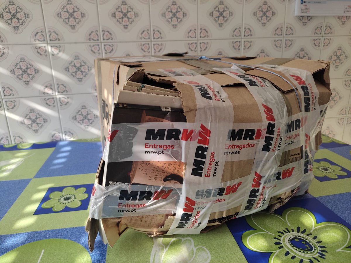 jelenwalker's tweet photo. ‼️Actualizo la situación con @mrw_es

Mi padre ha revisado las cajas y estaban rajadas por sitios imposibles, con parte de la cinta de la empresa pegada  directamente sobre la portada de algunos libros (!) y con revistas arrugadas y en un estado lamentable. https://t.co/78DYt6bVTl