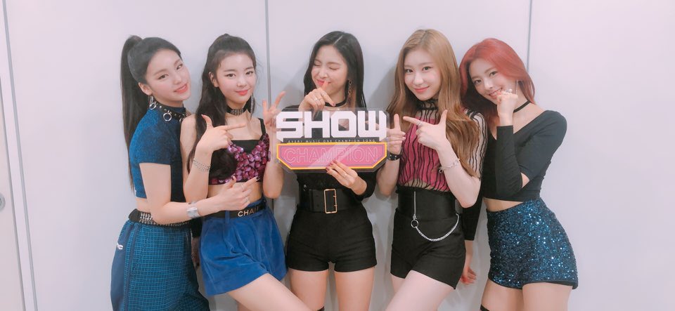 MYSCENE_twt's tweet photo. ୨ · MY ★ SC𝐄N𝐄 --- 🛍️ i𝐬 ready to 𝑓ashion ur 𝑤orld 🌐 𝕠n sta𝑔e!
Bañaditas y bonitas hemos llegado para contar the #𝗔𝗨𝗧𝗨𝗠𝗡·𝚂𝚃𝙾𝚁𝚈 y poder disfrutar con todas las ganas del mundo el #𝔸𝚂𝚃𝚁𝙾𝕭ㅡ𝟮𝗡𝗗𝗖𝗕. https://t.co/MTlKJTc3sL