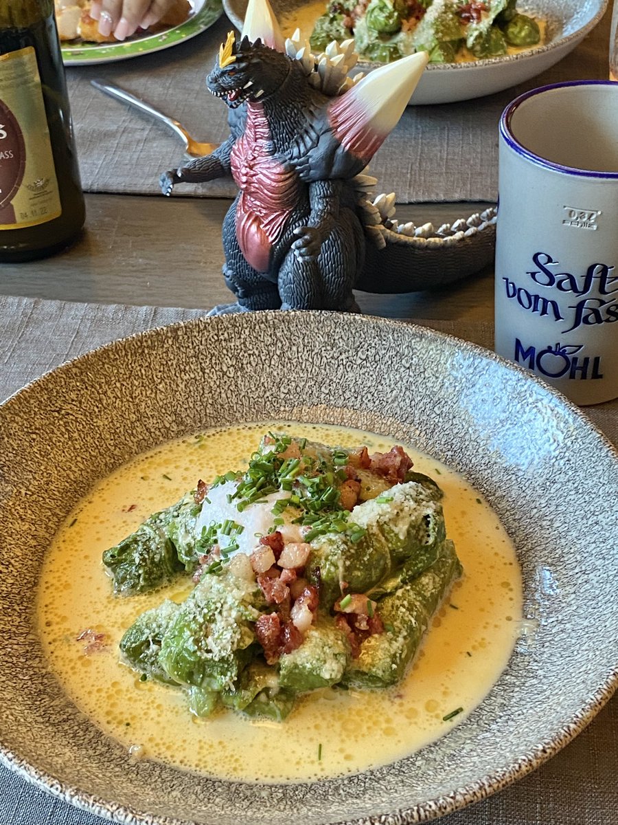 Shin_Gojira_66's tweet photo. レストランで夕食 - グラウビュンデン名物「カプンス」をいただきます。ベーコンやソーセージが入ったロールキャベツのようなものです。発酵させたリンゴジュースを添えて😋🍻
#Capuns #Graubünden #Switzerland #ゴジラ #スペースゴジラ #Möhl https://t.co/QzozO6QFC2