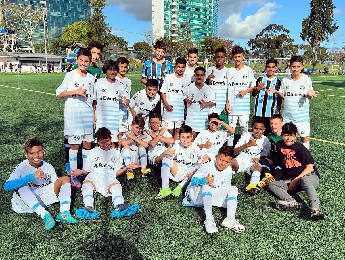 A categoria sub-12, da Área de Formação, disputou a última partida da fase classificatória do Gauchão Noligafi, nesta quarta-feira. Os gremistas venceram a equipe do Cruzeiro por 7 a 1. Agora, eles aguardam os próximos resultados e definição do adversário das oitavas de final. 🇪🇪