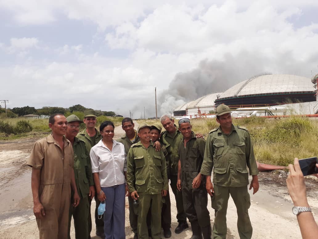 InesMChapman's tweet photo. Llegamos a cada punto donde están laborando los trabajadores hidráulicos en la zona industrial de #Matanzas, allí los felicitamos por el #60Aniversario del @INRHCuba y por el arduo trabajo. En toda #Cuba la tropa aguerrida no se detiene. #FuerzaMatanzas #FuerzaCuba https://t.co/FlZ0VxpsNR