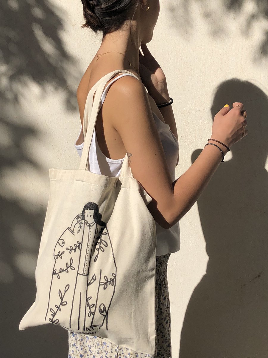 _lulumoonn's tweet photo. Vendo tote bag hechas a manos🌙

Elige el diseño que más te guste y lleva tu propia tote personalizada a tu estilo✨

➡️A que esperas para llevar tu propio estilo en tu tote

#diseño #totebag #fashion #tuestilo #army https://t.co/e1HuXXZFIP