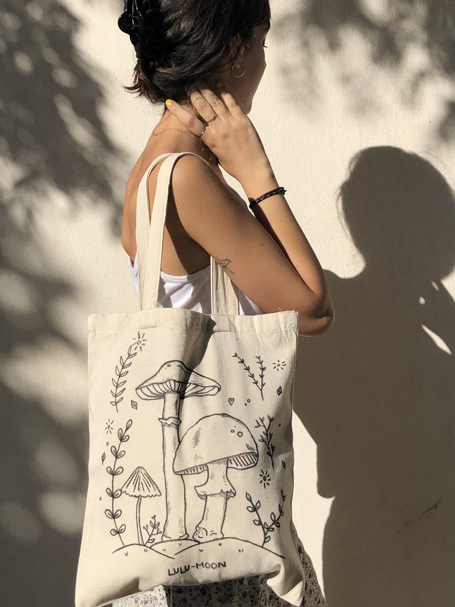 _lulumoonn's tweet photo. Vendo tote bag hechas a manos🌙

Elige el diseño que más te guste y lleva tu propia tote personalizada a tu estilo✨

➡️A que esperas para llevar tu propio estilo en tu tote

#diseño #totebag #fashion #tuestilo #army https://t.co/e1HuXXZFIP