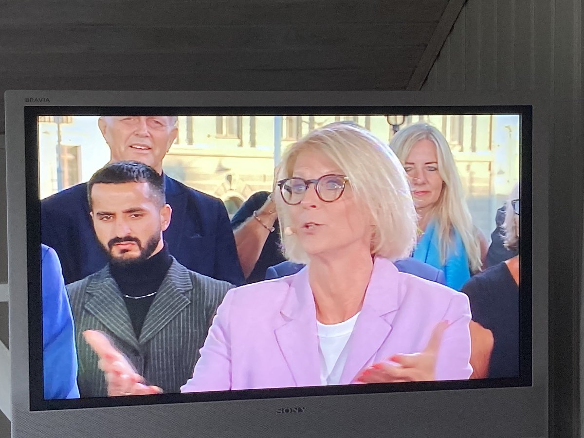 Elisabeth Svantesson pratar om problem med att skaffa bostäder.
Själv har hon skrivit sig på två olika orter för att få 50.000 extra/år.
Trovärdigt. Förtroendevald.