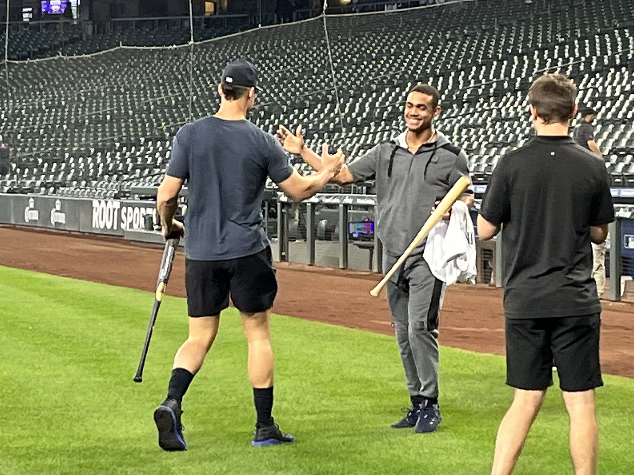 Aaron Judge, Julio Rodríguez exchange signed gear