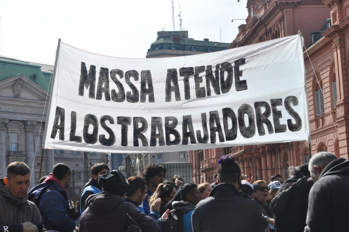 Territorial_lp's tweet photo. Nos recibieron en el Ministerio de Economía encabezado por @SergioMassa, pero no recibimos una respuesta positiva por parte del Estado.
❗️Seguimos exigiendo lo que nos corresponde como ciudadanxs trabajadores
#BastaDeInflacion #EstadoAusente #Techa #Trabajo #Salario https://t.co/qkwhM6OueI