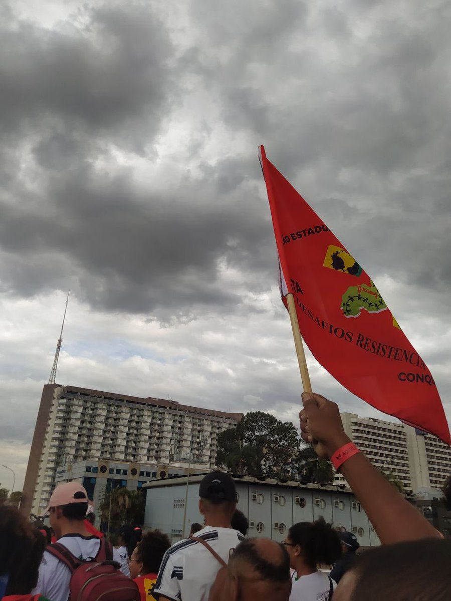 #Aquilombar2022 é acolher! 
Mais de 3000 Quilombolas reunidos marcham em direção ao congresso nacional.
Com toda sua força e diversidade, quilombolas de diversas regiões do país marcham para mostrar que Brasília também é quilombola.
📸 Carolina Fasolo (ISA)