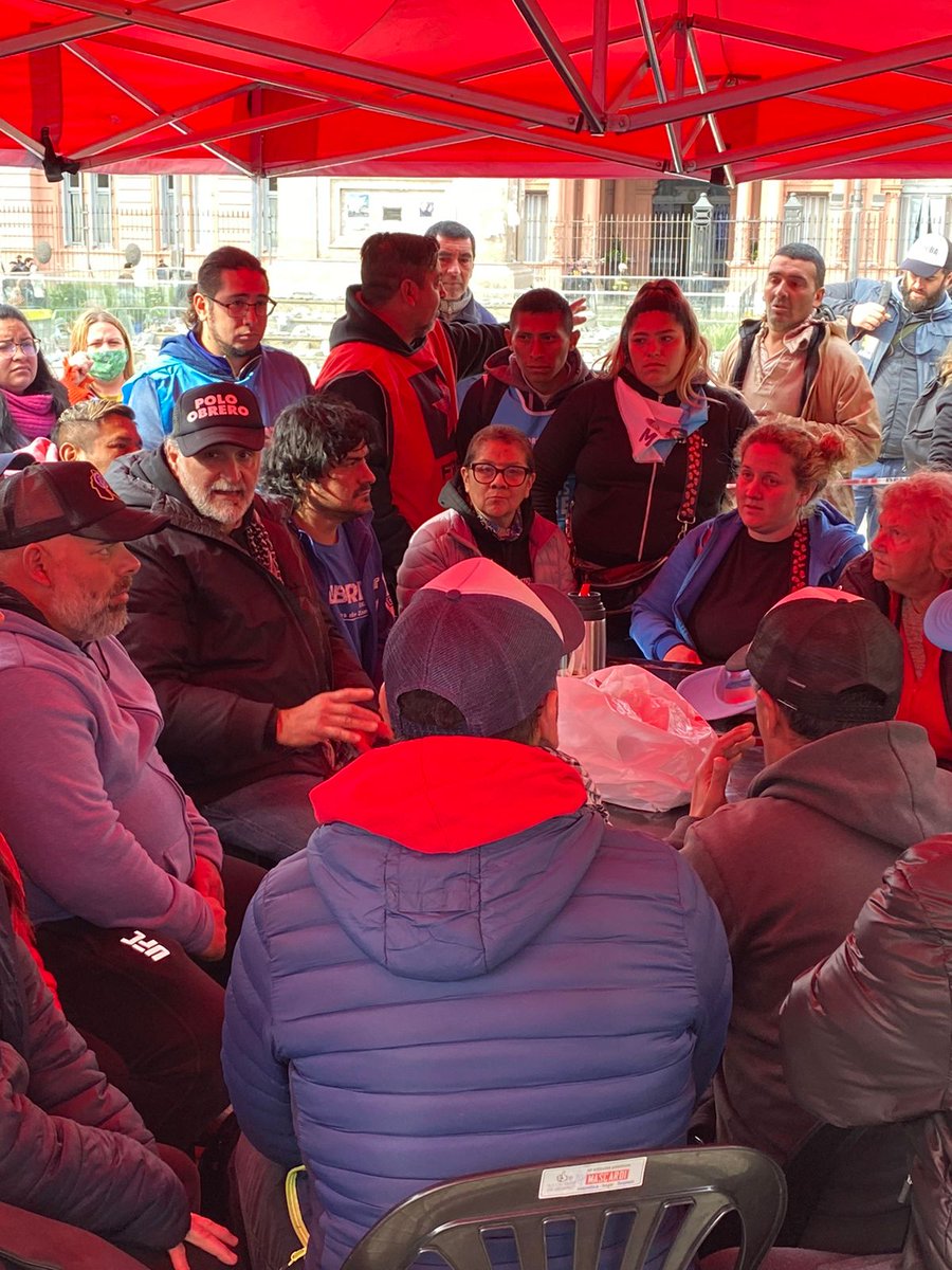 Territorial_lp's tweet photo. Nos recibieron en el Ministerio de Economía encabezado por @SergioMassa, pero no recibimos una respuesta positiva por parte del Estado.
❗️Seguimos exigiendo lo que nos corresponde como ciudadanxs trabajadores
#BastaDeInflacion #EstadoAusente #Techa #Trabajo #Salario https://t.co/qkwhM6OueI