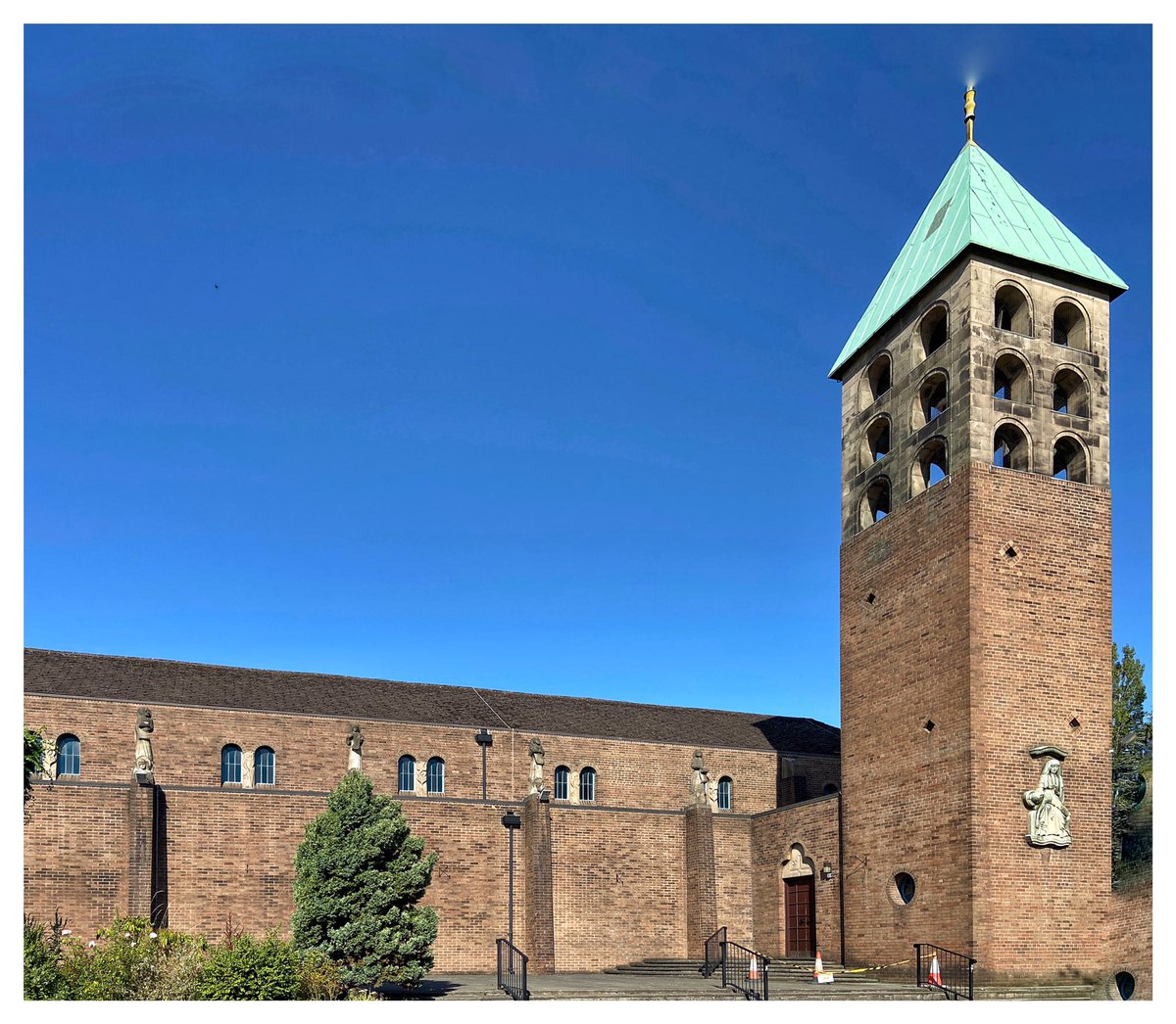 Did a mining history talk at a room attached to an amazing bit of architecture, Upholland St Theresas. Grade II, designed 1952 by Francis Xavier Velarde, built 1955-7. Sculpture by Herbert Tyson Smith. I could have been in Italy rather than near Wigan! 😱 #architecturelovers