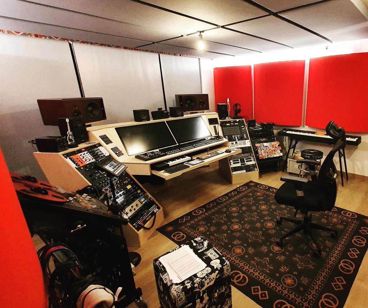 stand_made's tweet image. Great to finally see these “overseas” racks all set up and put to work 😁

🇬🇧#oak #bespoke #guitarstands #guitarstorage #guitargear #handmadetoorder #madeinengland #madeinshropshire #oakfurniture #bespokefurniture