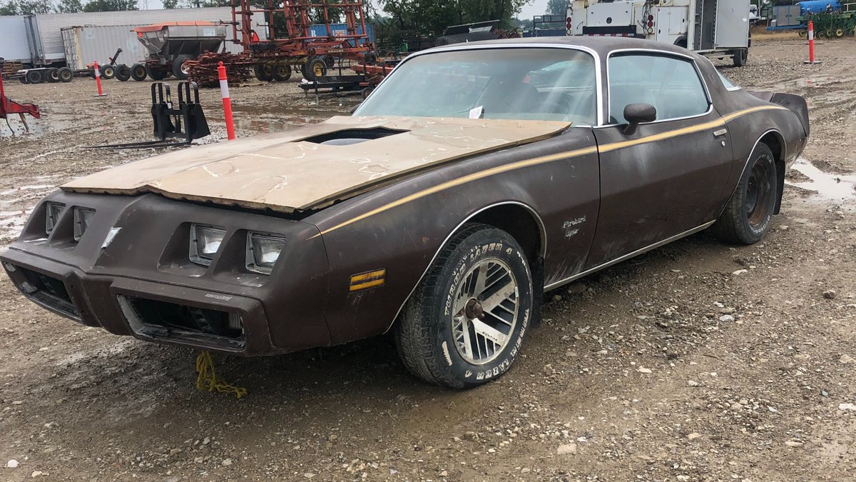 KentFarmSupply's tweet photo. 1979 Pontiac Firebird. Stored in a barn for 30 years, frame is good, extra aluminum rims, 400 Chevy motor, needs a transmission. This will be a popular piece in our upcoming auction Sept.9-19 #KentFarmSupplies #firebirdnation #onlineauction #consignmentsale https://t.co/ZI8AFCdr3P
