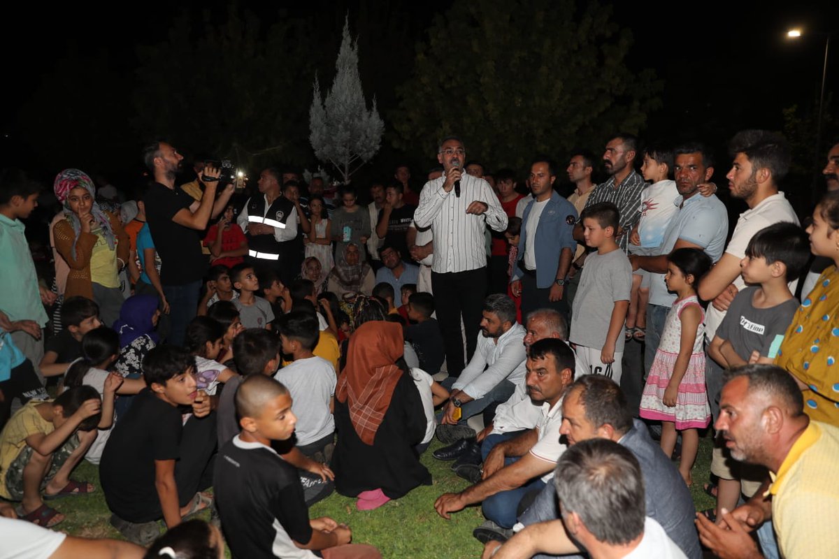 mehmetkusnet's tweet photo. Açık Hava Sinema Günleri' etkinliğimizin bugünkü durağı olan Direkli Mahallemizdeyiz.

“Ay Lav Yu Tuu” filminin gösterimiyle oldukça keyifli anlarına ortak olduğumuz Eyyübiyeli hemşerilerimiz için ne yapsak azdır... https://t.co/2Vgq0StYGp