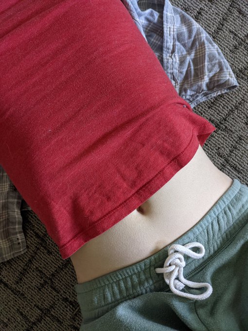 Peek-a-boo.  #belly https://t.co/uABAqngnrF<a href="/tag/belly"class="tags">#belly</a>