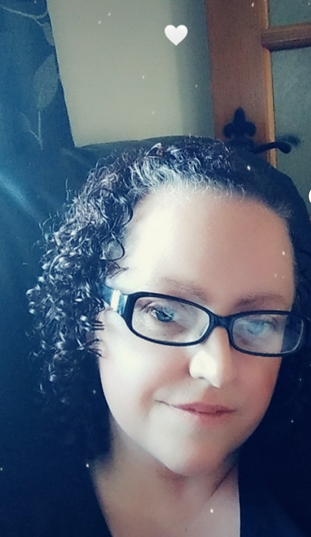 fiona_king51's tweet photo. #midweekselfie #vodkaoclock https://t.co/VPu4fGEy1y