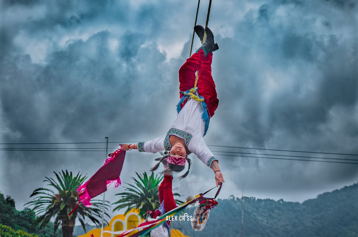 PueblaMagicaOF's tweet photo. En el municipio de #Chignautla se realiza una manifestación cultural y espiritual que simboliza la caída de la lluvia. Y a ti ¿Te gusta la danza de los voladores? 🥳

📸  alexcrossph #PueblaMágica https://t.co/r2nlfbodKR