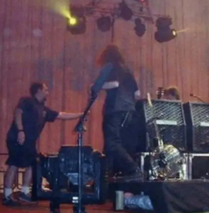 IsItFEFY420's tweet photo. RIP Michael Nathan Houser
Jan 6, 1962 - Aug 10, 2002
"Mikey walking off the stage one final time" 7/2/02 😢 https://t.co/gXACOsbBUp