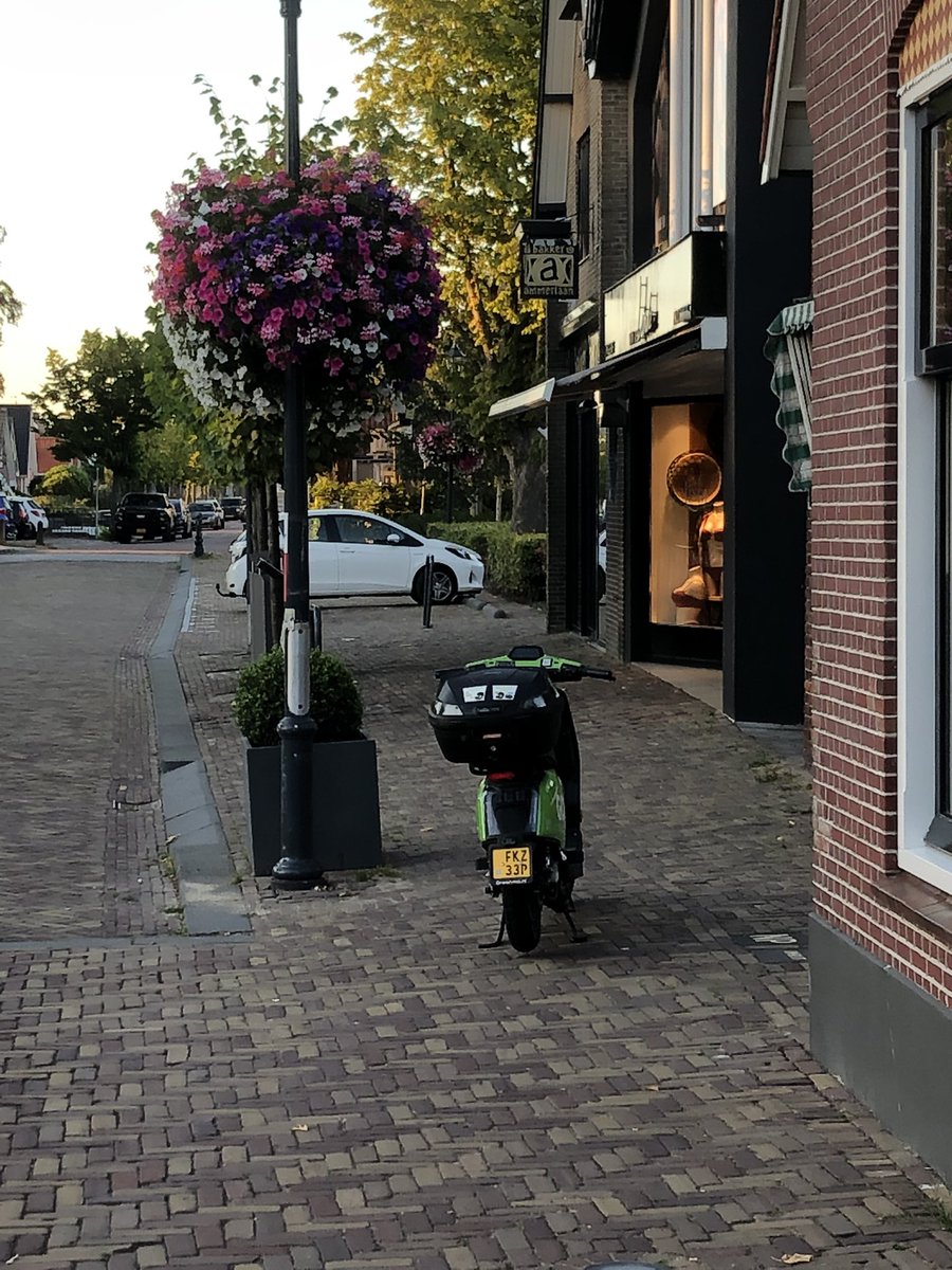 Jurjen16's tweet photo. Midweekse ronde in het “kan ik hier een voertuig te huur aanbieden”-competitie mede mogelijk gemaakt door @gosharingoff en @Lansingerland Neem aan dat de aanhoudende overlast door het free-floating verdienmodel van deze bedrijven een agendapunt is voor na het reces @4LeonErwich ? https://t.co/qIRKHBAx6U
