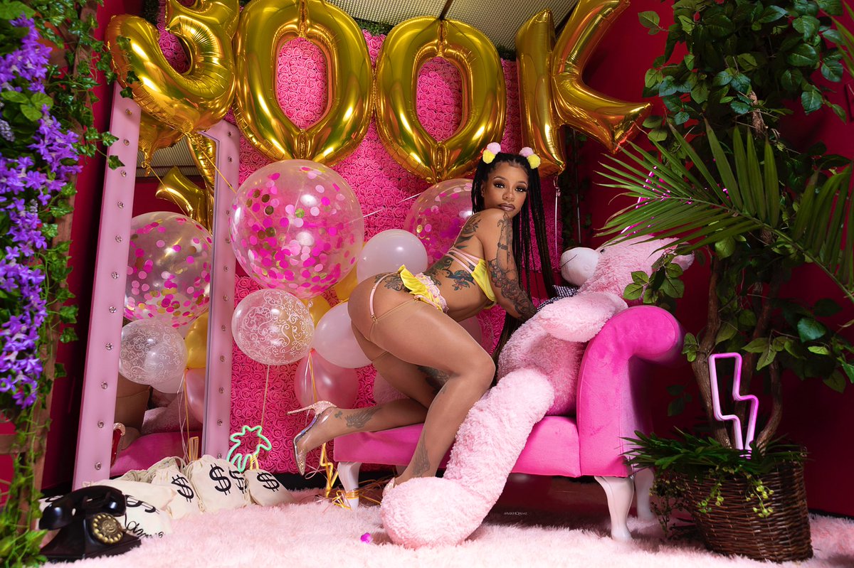 charlieBhustle2's tweet photo. 1, 2, 300k 💛‼️🥳🗣‼️💕🥹💕💛 https://t.co/gO3FcbOlfp