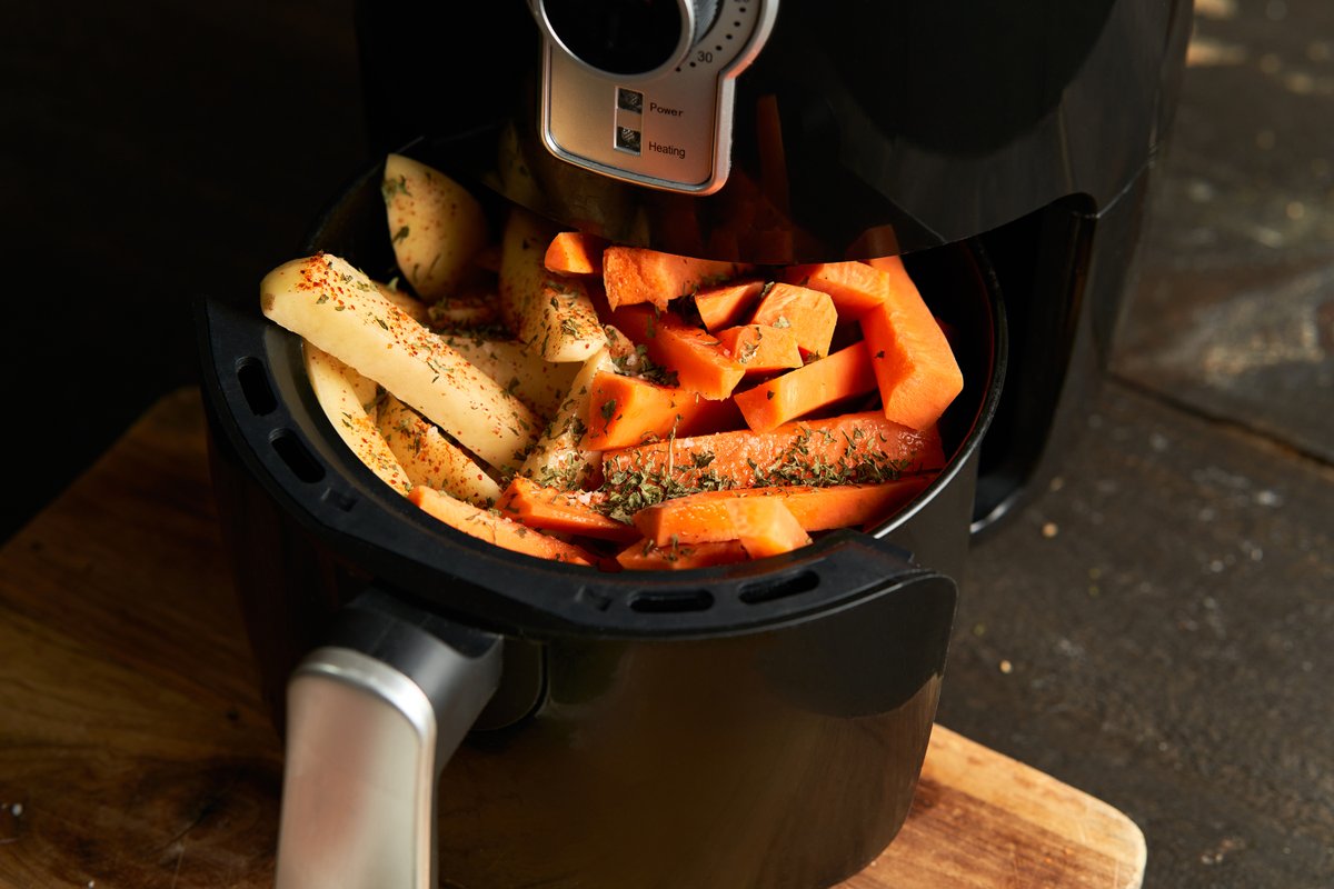 SCE's tweet photo. Air fryers are not just the newest cooking trend to hit the kitchen, they are also an energy-efficient way to make your favorite meals crispy. 🍗🥕 Most air fryers use about half as much energy as a conventional oven. ⚡ https://t.co/0uPprDrqLr https://t.co/LJ8N3WiRpW