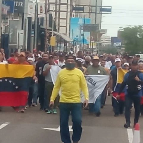 juliovillareyes's tweet photo. Hoy salimos a las calles los gremios y trabajadores del magisterio, de la salud y  de la Universidad del Zulia, para reclamar la restitución de nuestros beneficios, los cuales fueron conculcados con la aplicación del instructivo ONAPRE y con el fraccionamiento del BV / BR https://t.co/5TIZgv7kXf