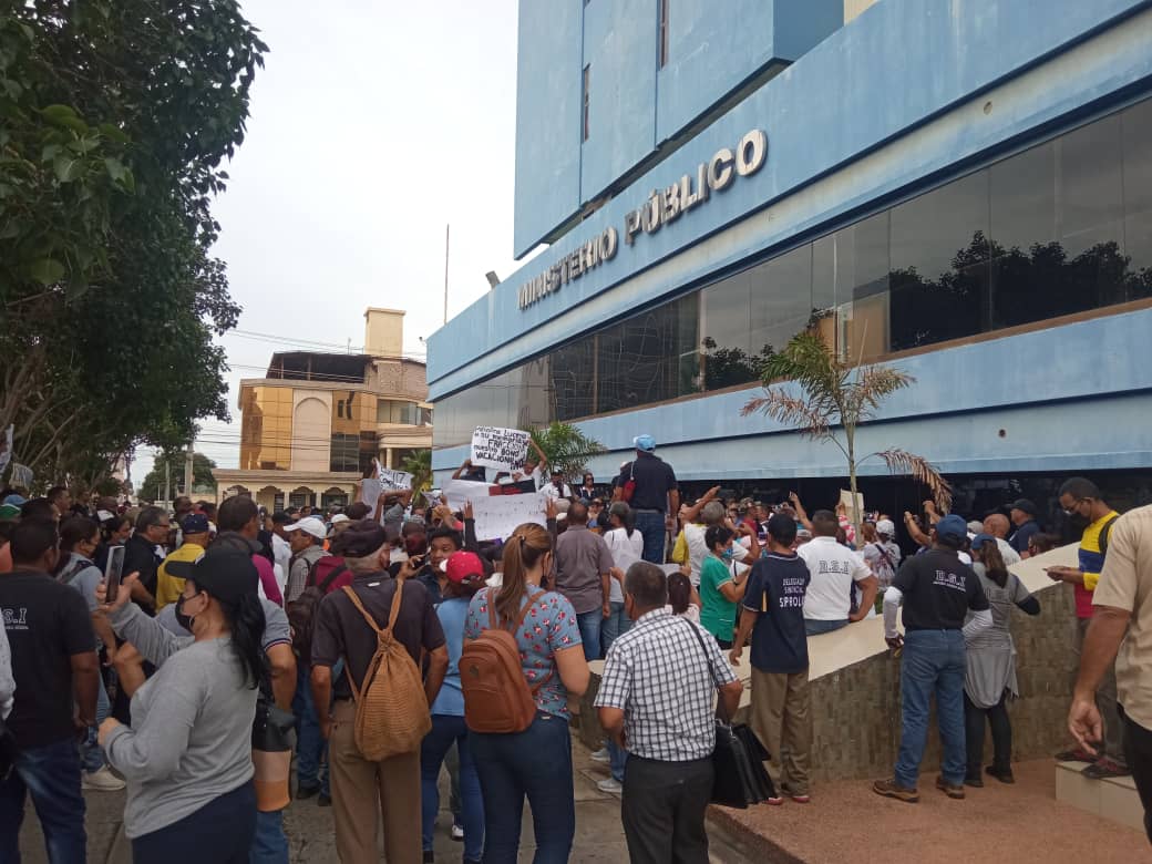 juliovillareyes's tweet photo. Hoy salimos a las calles los gremios y trabajadores del magisterio, de la salud y  de la Universidad del Zulia, para reclamar la restitución de nuestros beneficios, los cuales fueron conculcados con la aplicación del instructivo ONAPRE y con el fraccionamiento del BV / BR https://t.co/5TIZgv7kXf