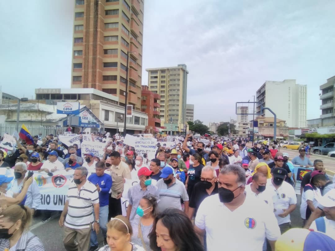 Hoy salimos a las calles los gremios y trabajadores del magisterio, de la salud y  de la Universidad del Zulia, para reclamar la restitución de nuestros beneficios, los cuales fueron conculcados con la aplicación del instructivo ONAPRE y con el fraccionamiento del BV / BR