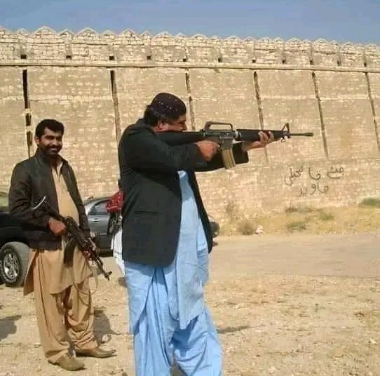ComradeeSAIF's tweet photo. توکي وسارڻ اوکو ھوندو
پاڻ ئي پاڻ سان دوکو ھوندو
جيسين موت نه ماري سائين
توکي ڪير وساري سائين

جنم مبارڪ وڏا.
#HBDShBashirQureshi https://t.co/blrijCKIyS
