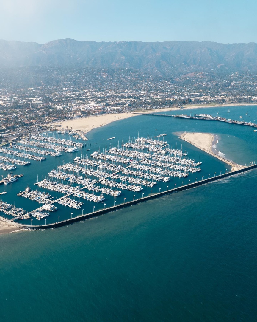SantaBarbara's tweet photo. The perks of a window seat. For those flying into Santa Barbara, treat yourself to the iconic view of where the mountains meet the sea. #SeeSB

📷: alejandra_flying via Instagram https://t.co/pLh5FCIsvb