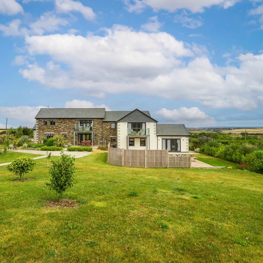 ⭐️ N E W  P R O P E R T Y ⭐️
If you’re looking for a spacious getaway with a touch of luxury, a stay at our stunning new property Peacehay Barn is just the ticket. Sleeping 12, it's situated less than four miles away from the popular harbour town of Padstow.

Taking boo