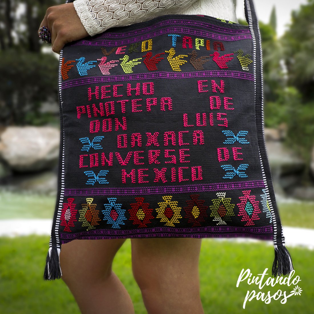 PINTANDO_PASOS's tweet photo. Las miradas van por fuera y no le quitan espacio a todo lo que necesitas llevar contigo. ❤️✨
-
Lleva contigo la tradición del tejido en telar de cintura con nuestros hermosos morrales:
https://t.co/o85YCQc5b1 https://t.co/ldaEhCfDjV