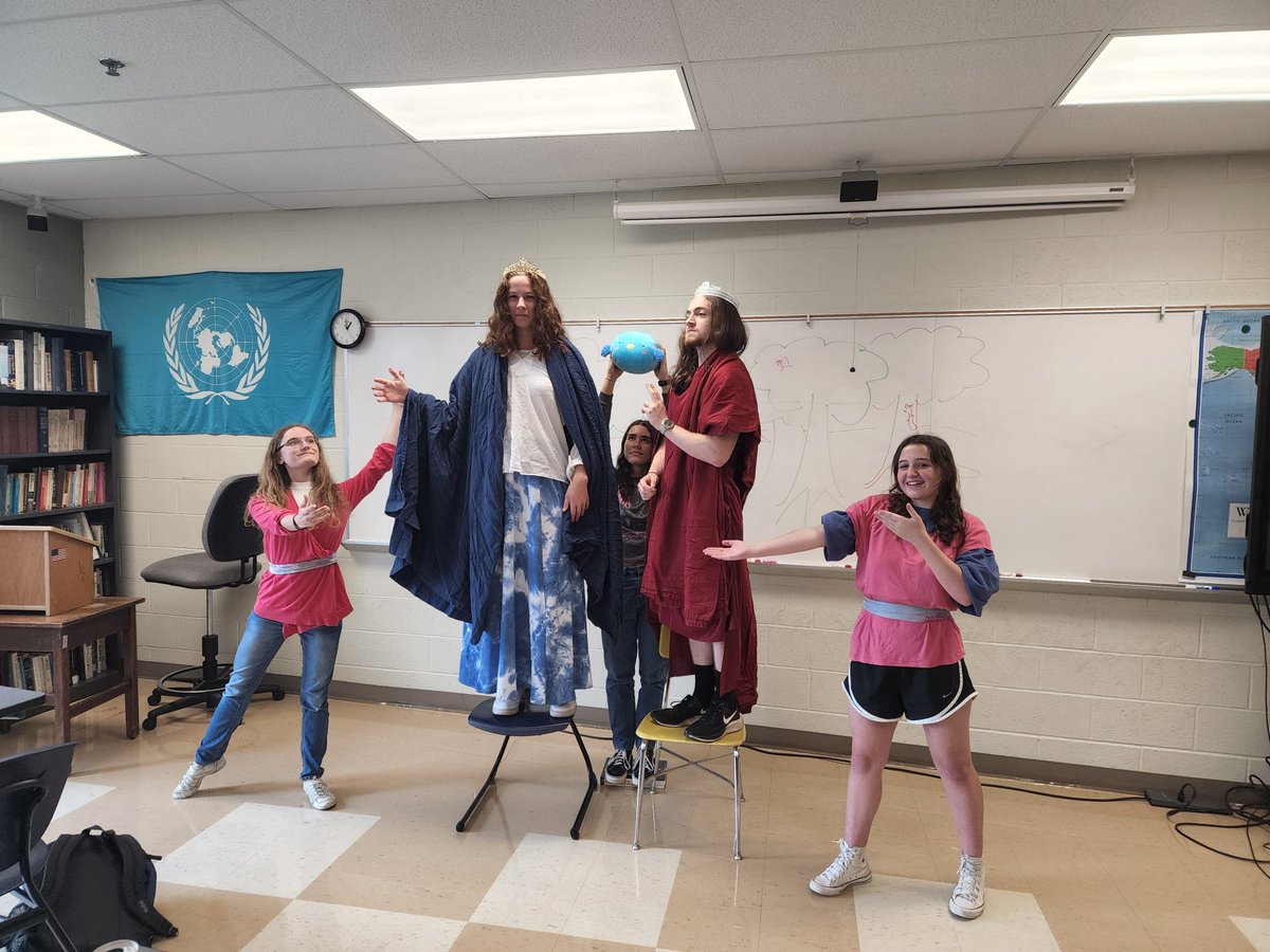 aaronpickering's tweet image. Living Renaissance Paintings in AP European History today!  #orsrocks @ORSchools @ORHS_Wildcats Rome - Assumption of Mary, Milan - Miracle of the Fish, Urbino - Triumphant Federico da Montefeltro [2/2]